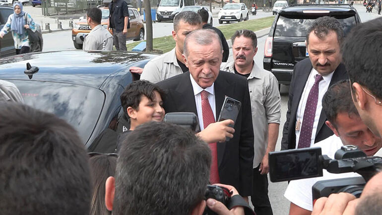 Cumhurbaşkanı Erdoğan çocuklara oyuncak dağıtıp çevredekilerle sohbet etti