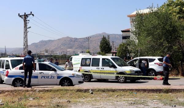 Şehit polisin eşi, aracında başından vurulmuş halde bulundu