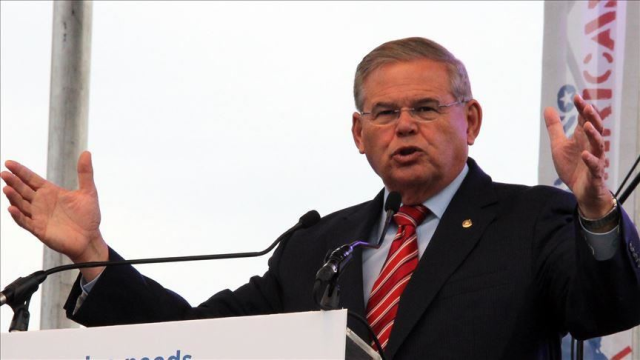 Türk düşmanı ABD'li senatör Bob Menendez yolsuzluk suçlaması sonrası Dış İlişkiler Başkanlığı görevinden istifa etti