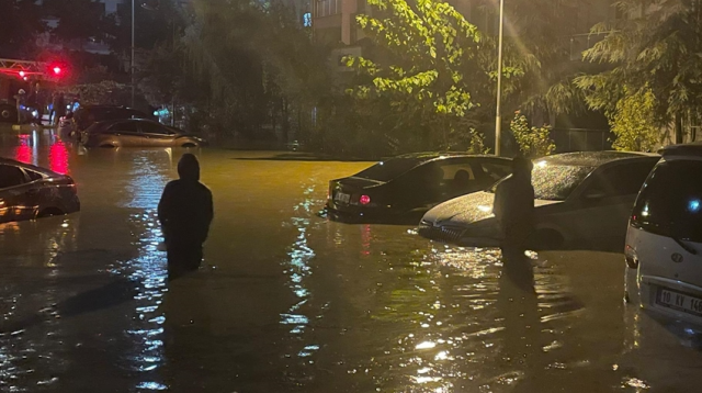 İstanbul'a sel getiren sağanak yağış devam edecek mi? Meteorolojik kaynaklardan merak edilen soruya yanıt