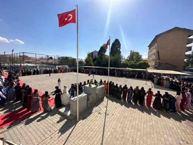 Hakkari'de aşiret düğününde damada 3 milyon TL, geline ise 2 kilo altın takıldı