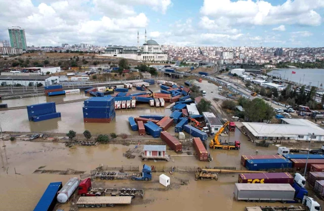 Halkalı Tren Garı, sağanak yağış sonrası göle döndü