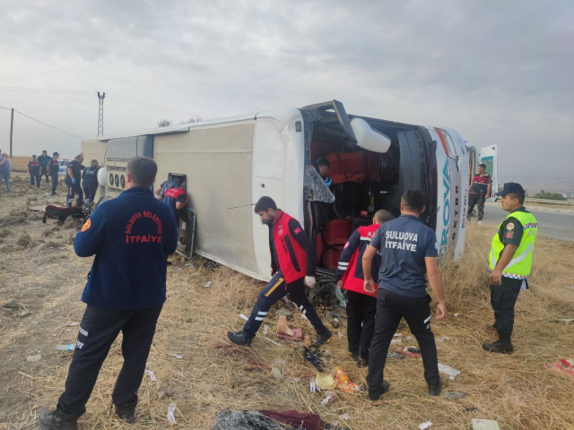 Amasya'da yolcu otobüsü devrildi! Çok sayıda yaralı var