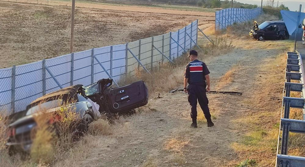 Edirne'de lüks otomobil önünde giden panelvana çarptı! 3 kişi öldü, 3 kişi yaralandı