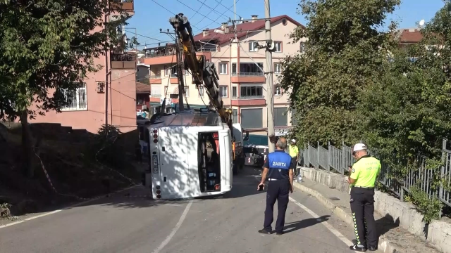 Gölcük'te freni boşalan işçi servisi anne ve kızına çarptı: 2 ölü, 6 yaralı