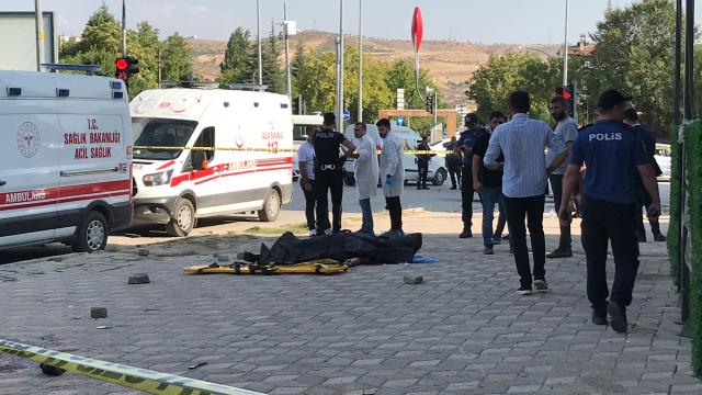 Silahla yaraladıkları adamı ambulansta kalp mesajı yapılırken sağlık görevlilerinin önünde tekrar vurdular