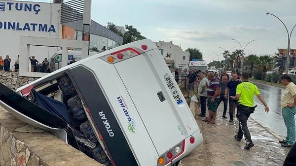 Bodrum'da işçi servis midibüsü dere yatağına düştü: 23 yaralı