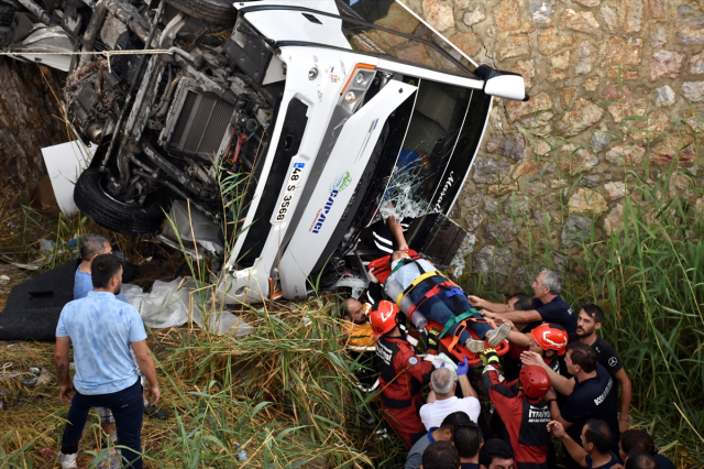 Bodrum'da işçi servis midibüsü dere yatağına düştü: 23 yaralı