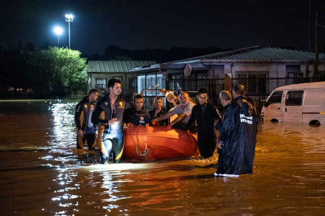 İstanbul'u vuran selin bilançosu! 2 kişi yaşamını yitirdi, onlarca ev ve iş yerini su bastı