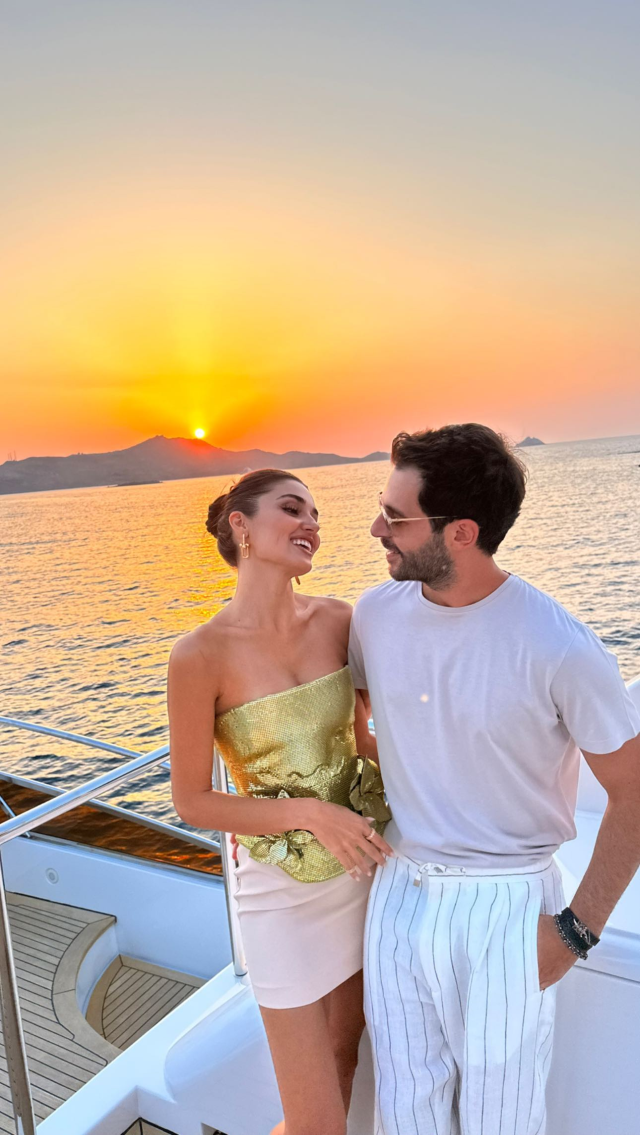 El ele, göz göze! Hakan Sabancı ve Hande Erçel'den romantik gün batımı pozu