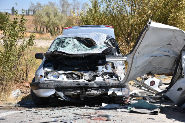 Aksaray'da trafik kazası! Hurdaya dönen araçtaki 3 kişi hayatını kaybetti