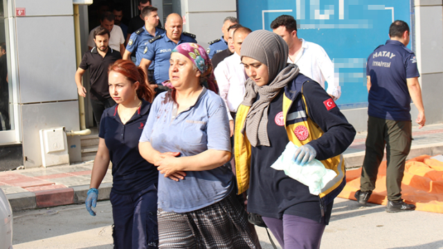 İskenderun'da annesini balkondan atmaya çalışan zanlı güçlükle ikna edildi