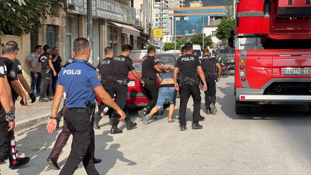 İskenderun'da annesini balkondan atmaya çalışan zanlı güçlükle ikna edildi