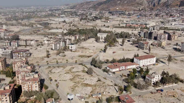 Hatay'daki enkazın yüzde 72'si kalktı! Büyük felaketten geriye bu bomboş araziler kaldı