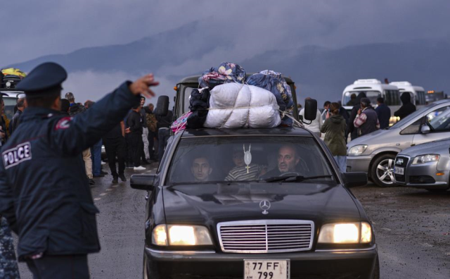 Karabağ'da 20 kişinin öldüğü patlama çok sayıda kişinin yakıt almak için depo önünde beklediği sırada meydana gelmiş