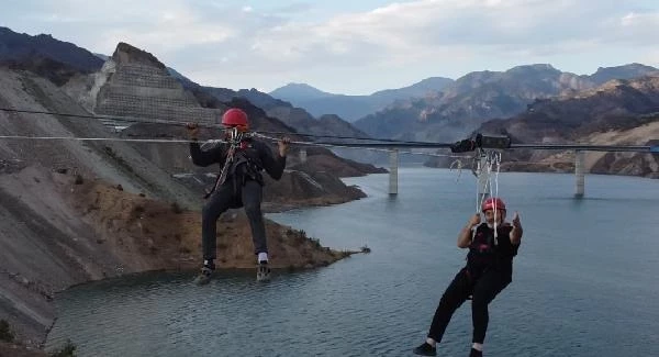 Belediye başkanının zor anları! Kendi yaptığı hattı denemek isterken mahsur kaldı