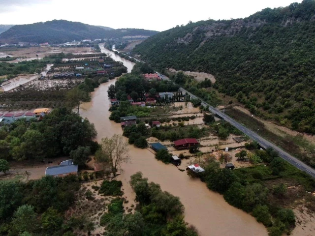 Şile şiddetli yağış sonrası dere taştı, tarım arazileri ve evler sular altında kaldı