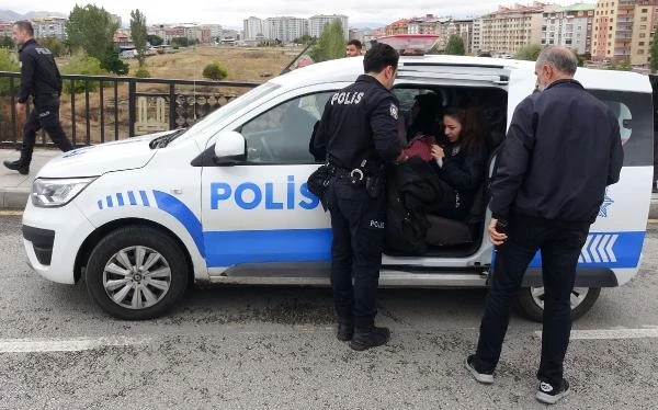 Erzurum'da bir kadın, üzerine başka bir fotoğrafını yapıştırdığı kimlikle polisleri alarma geçirdi