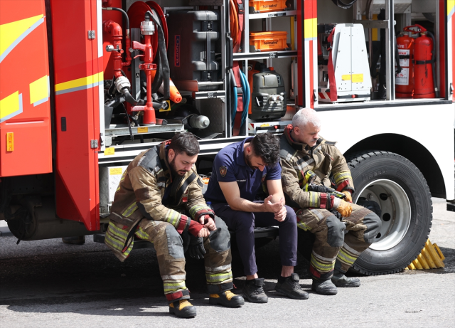 7 katlı binada çıkan yangında dumandan etkilenen 4 itfaiye erinden biri şehit oldu