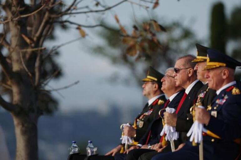 İstanbul Boğazı’nda Türk donanması coşkusu; Cumhurbaşkanı Erdoğan’a Çimariva selamı