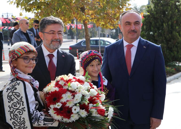 Bakan Yumaklı: Ayçiçeğinde yüzde 42'ye varan rekolte kaybı söz konusu