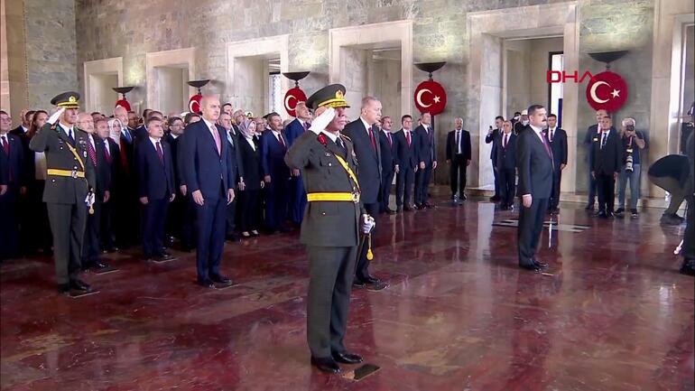 Erdoğan ve beraberindeki devlet erkânı Anıtkabir'de