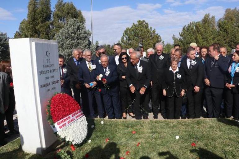 Bülent Ecevit, 17'nci ölüm yıl dönümünde mezarı başında anıldı