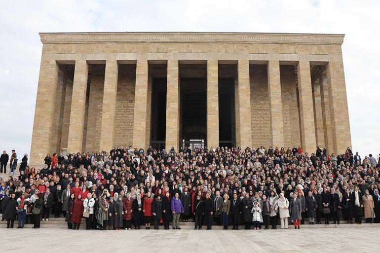 Bakan Göktaş, kadınlarla Anıtkabir'i ziyaret etti