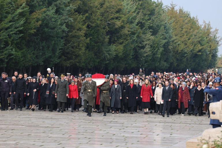 Bakan Göktaş, kadınlarla Anıtkabir'i ziyaret etti