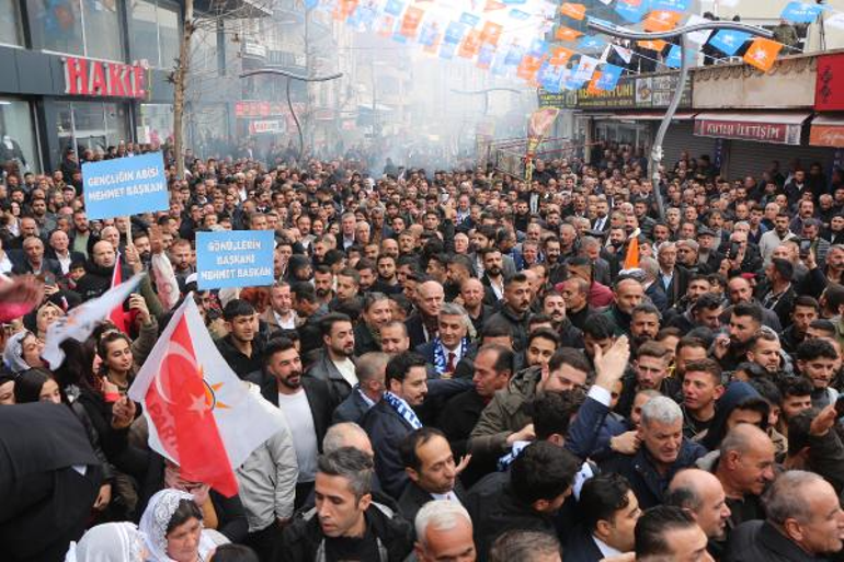 AK Parti Şırnak Belediye Başkan Adayı Yarka’ya meşaleli karşılama