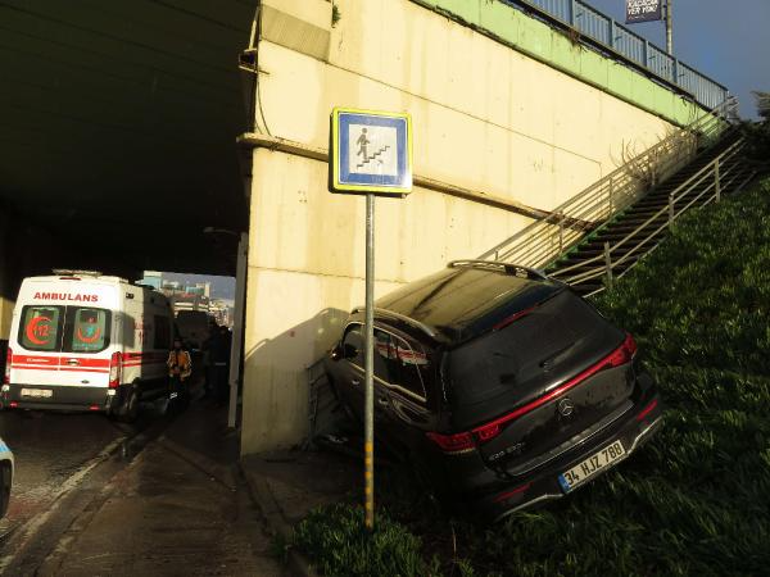 Kadıköy'de cip bariyerlere çarptı