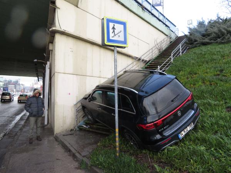 Kadıköy'de cip bariyerlere çarptı