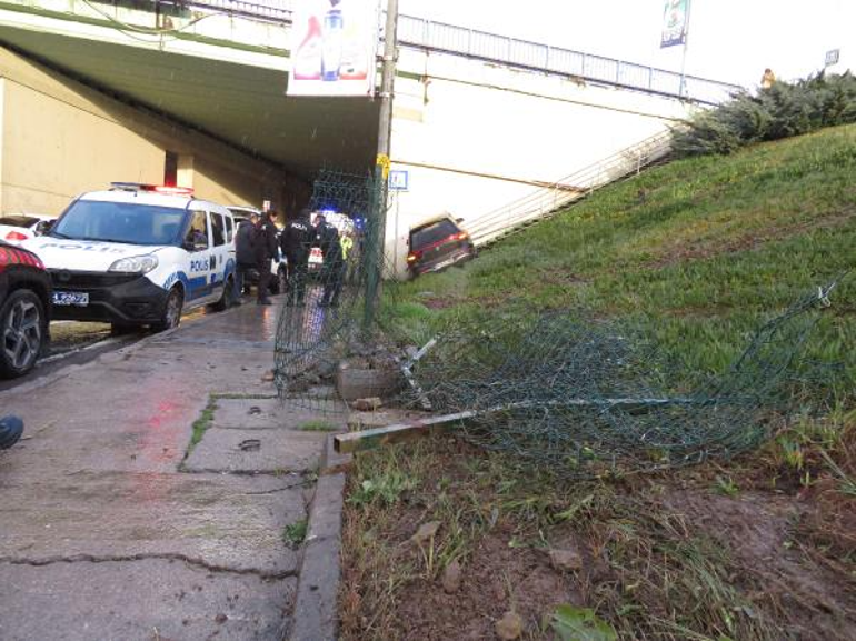 Kadıköy'de cip bariyerlere çarptı