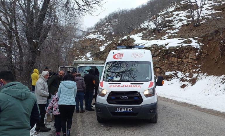 Dağdan kopan kaya parçası kamyonetin ön camından girdi; 1 ölü