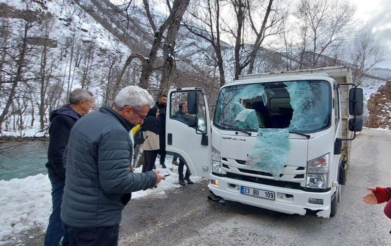 Dağdan kopan kaya parçası kamyonetin ön camından girdi; 1 ölü