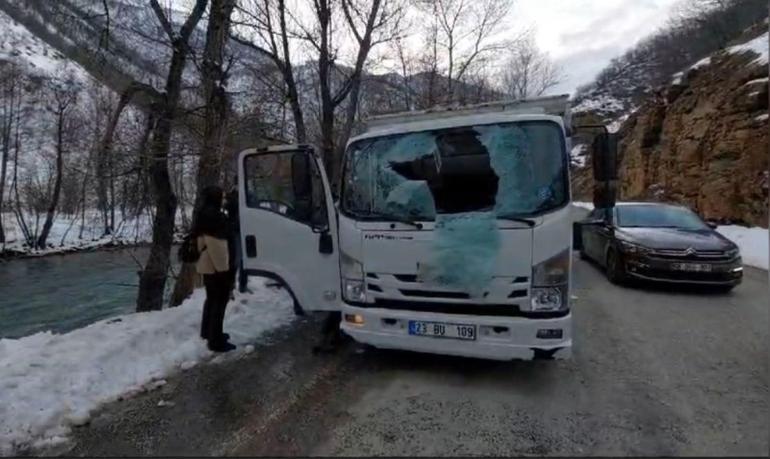 Dağdan kopan kaya parçası kamyonetin ön camından girdi; 1 ölü