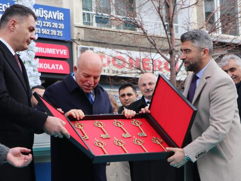 Erzurum'da yeniden aday gösterilen Başkan Sekmen, karşılamada ezilme tehlikesi geçirdi