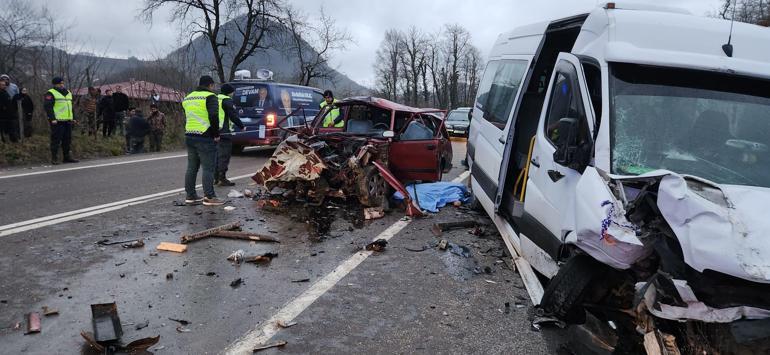 Minibüs ile otomobil kafa kafaya çarpıştı: 2 ölü, 2 yaralı