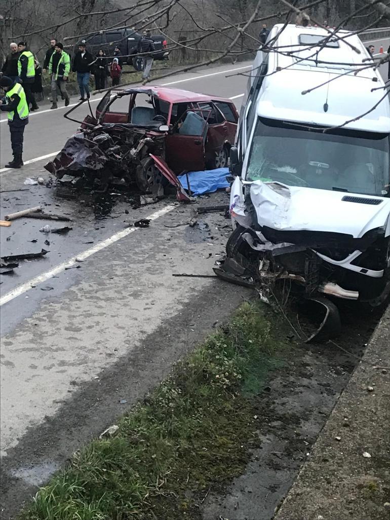 Minibüs ile otomobil kafa kafaya çarpıştı: 2 ölü, 2 yaralı