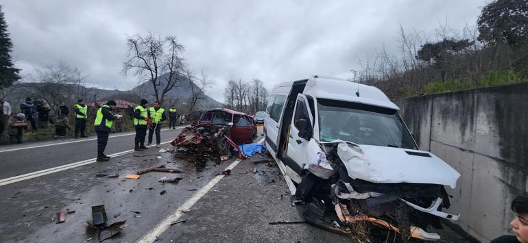 Minibüs ile otomobil kafa kafaya çarpıştı: 2 ölü, 2 yaralı