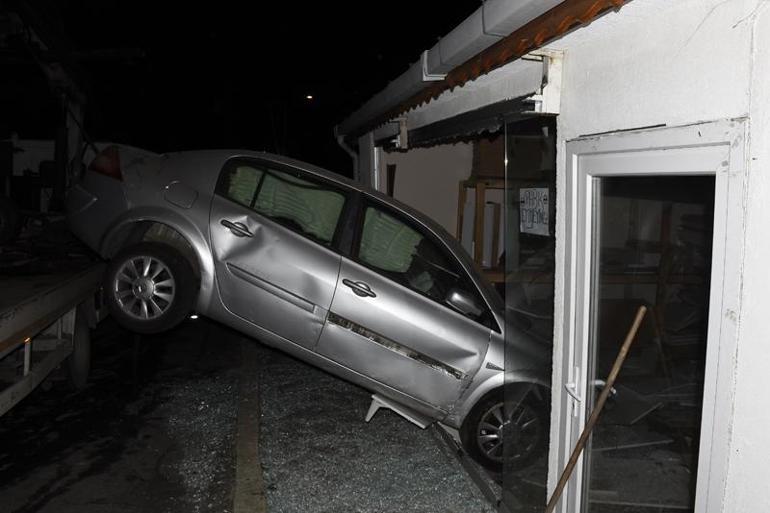 Sarıyer'de freni tutmayan otomobil mobilya atölyesine girdi