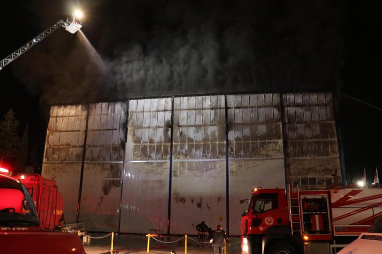 Antalya'da tekne ve yat imalathanesinde çıkan yangın söndürüldü