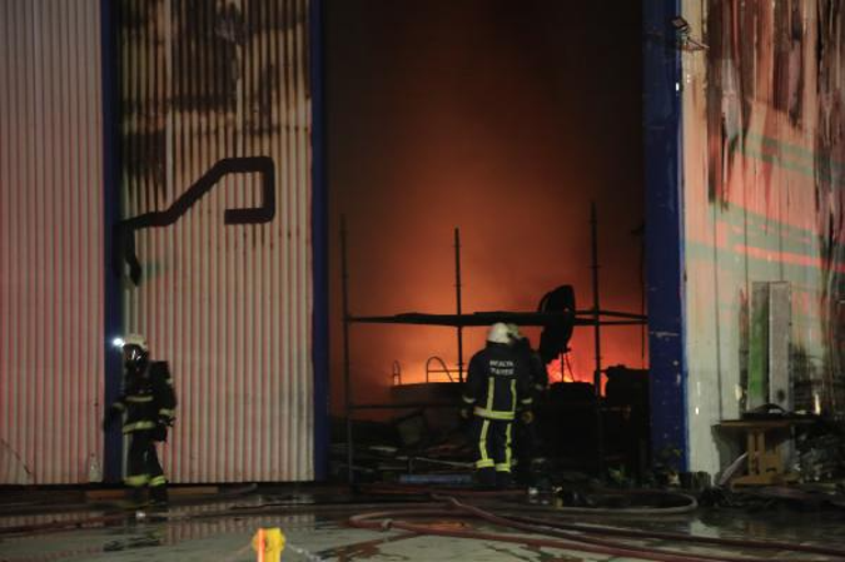 Antalya'da tekne ve yat imalathanesinde çıkan yangın söndürüldü