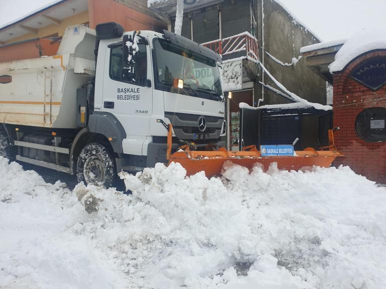 Başkale'de okullar tatil edildi; 132 yerleşim yeri yolu kapalı