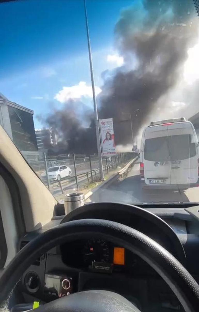 Pendik'te boş dükkanda çıkan yangın söndürüldü