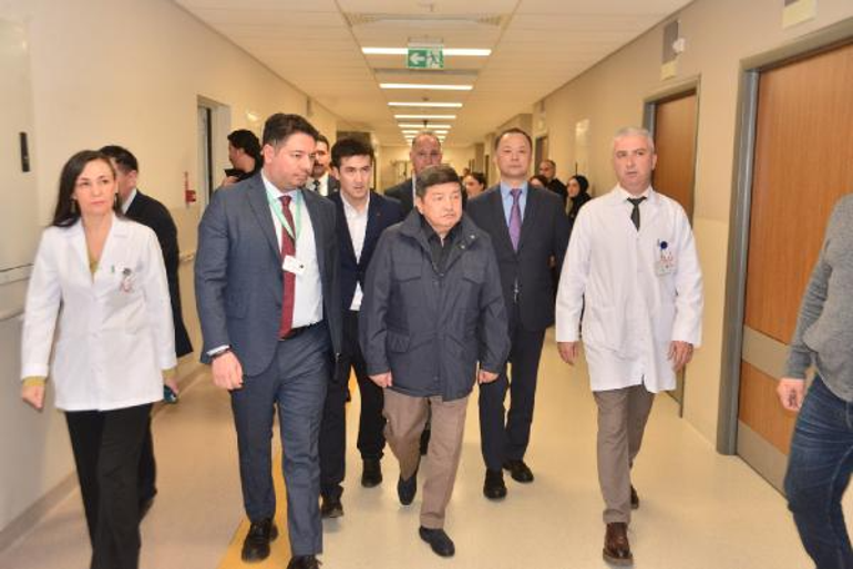 Kırgızistan Bakanlar Kurulu Başkanı Caparov'dan Adana'da tedavi gören 4 vatandaşına ziyaret