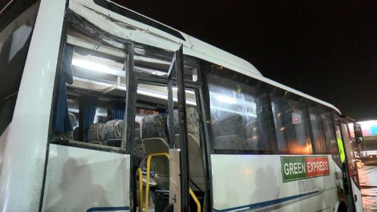 Bursa'da tur otobüsü beton aydınlatma direğine çarptı: 10 turist yaralandı