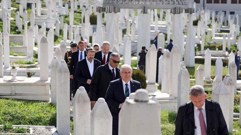 Bakan Güler, Bosna Hersek’te Kovaçi Şehitliği'ni ziyaret etti