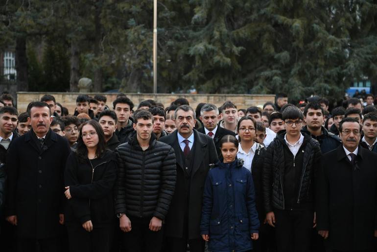 Depremde ölenler için okullarda saygı duruşu