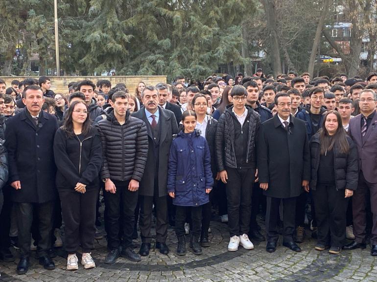 Depremde ölenler için okullarda saygı duruşu